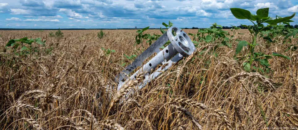 Війна в Україні посилює кліматичну кризу — експерти Фрагменти ракети в Харківській області. Фото: Sergey Bobok/AFP/Getty Images