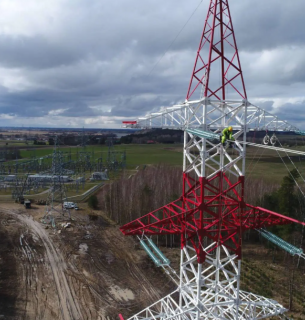 Фото: демонтаж ЛЕП у Литві, які поєднували енергосистему країни з системою в рф / LRT