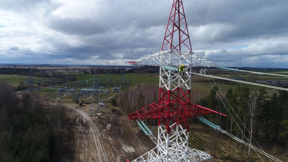 Фото: демонтаж ЛЕП у Литві, які поєднували енергосистему країни з системою в рф / LRT