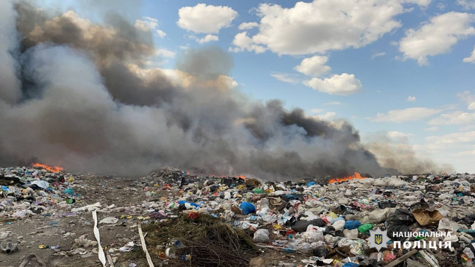 Ігнорування вимог експлуатації полігону відходів призвело до пожежі та забруднення повітря На Одещині посадовець отримав підозру через пожежі на полігоні відходів та забруднення повітря