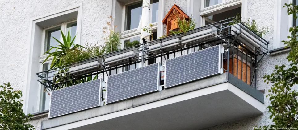 Бум сонячної енергетики в ЄС: перспективи, перешкоди та регіональна специфіка Сонячна електростанція на балконі в Німеччині. Фото: Bernd Diekjobst/dpa tmn/picture alliance