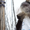 Фото: жінка у Замбії розплутує рибальську сітку / ActionAid