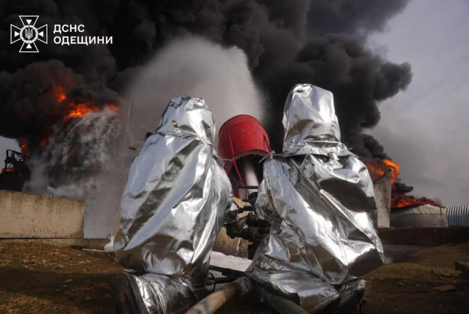 В Одесі ліквідували пожежу на нафтосховищі після російської атаки дронами Наслідки дронової атаки в Одесі: загорілися резервуари з пальним та склад іграшок. Фото: ДСНС Одещини