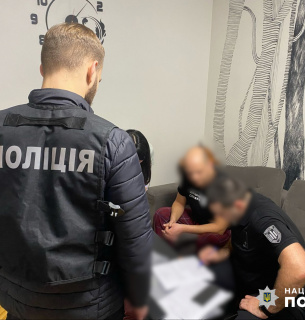 У поліції підтвердили затримання керівника Київзеленбуду Бахмата і його поплічників Фото: обшуки і затримання посадовців Київзелебуду / НПУ