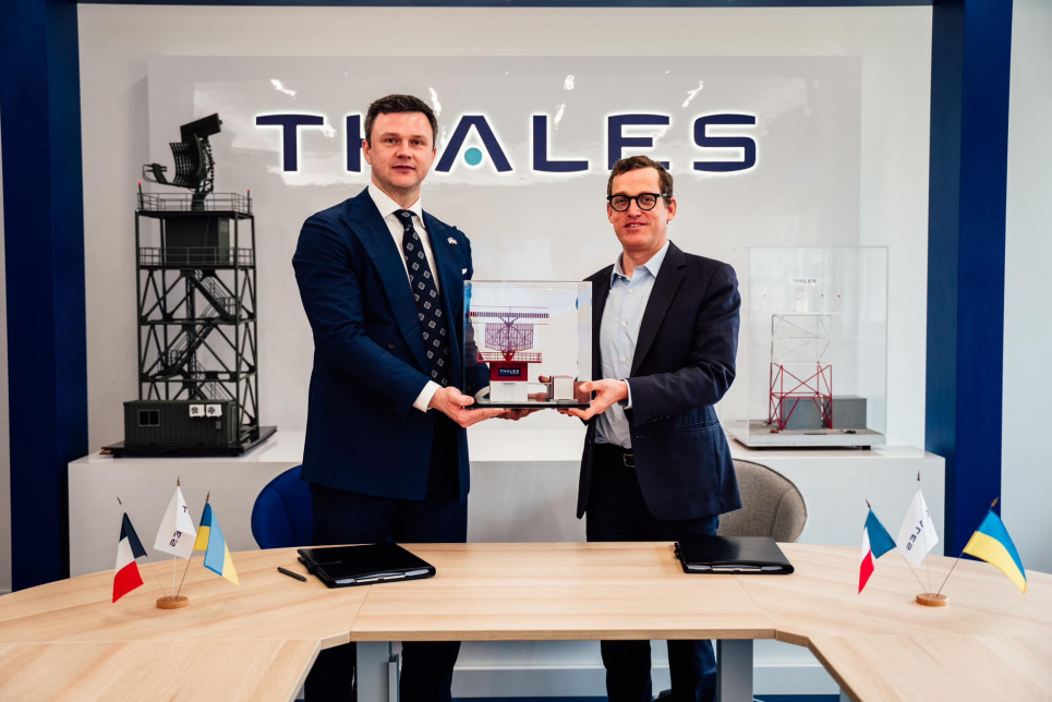 Фото: представники ДП Украерорух та компанії THALES Aerospace / facebook /Украерорух/UkSATSE