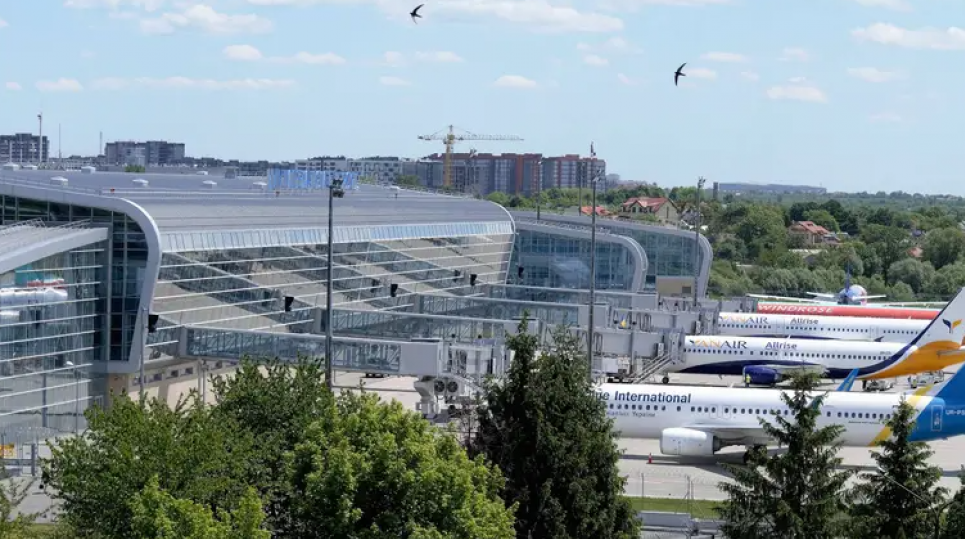 Львівський аеропорт можуть відкрити наприкінці весни Львівський аеропорт планує відновити роботу навесні 2025 року: перші рейси та авіакомпанії. Фото міжнародного аеропорту "Львів"