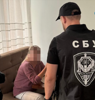 На Київщині судитимуть в.о. голови Фастівської міжрайонної МСЕК за продаж фіктивної інвалідності Фото: Затримання виконувачки обов’язків голови Фастівської міжрайонної МСЕК за продаж фіктивної інвалідності / Київська міська прокуратура