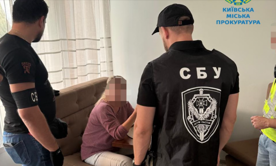 На Київщині судитимуть в.о. голови Фастівської міжрайонної МСЕК за продаж фіктивної інвалідності Фото: Затримання виконувачки обов’язків голови Фастівської міжрайонної МСЕК за продаж фіктивної інвалідності / Київська міська прокуратура