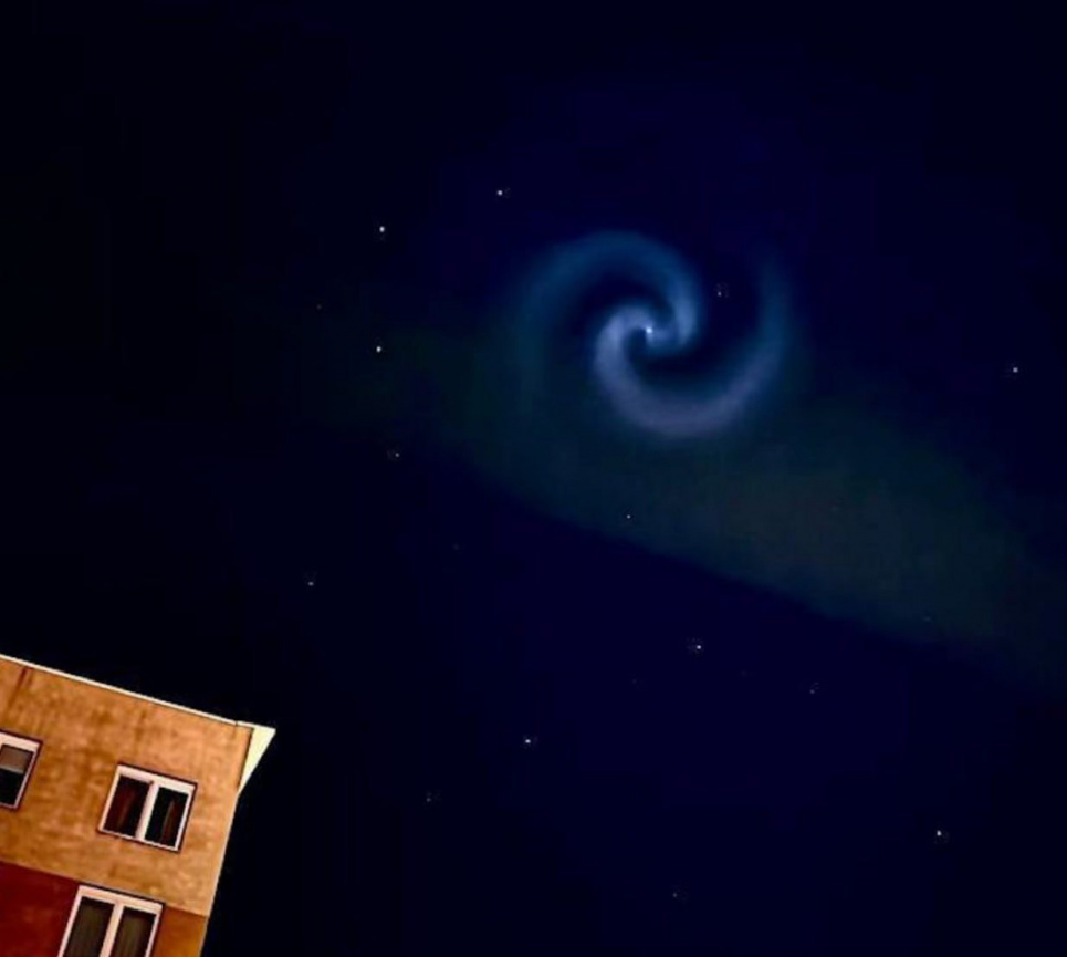 Загадкову світлову спіраль помітили у нічному небі Фото: світіння "загадкової" спіралі у небі / alphacentaurichannel