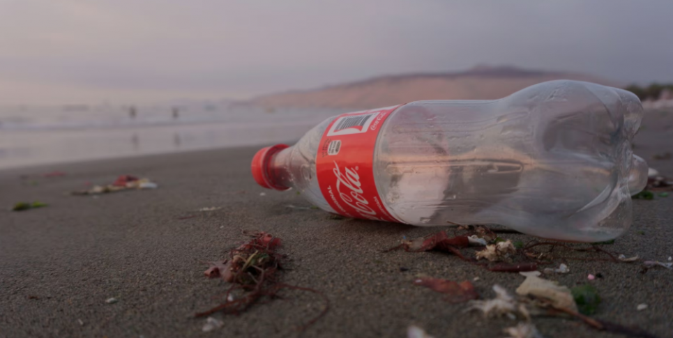 Coca-Cola - найбільший серед світових брендів забруднювач океану пластиком Coca-Cola стане джерелом 602 млн кг пластикових відходів в океанах до 2030 року. Фото: Maria Mendiola/Surfers Against Sewage/PA