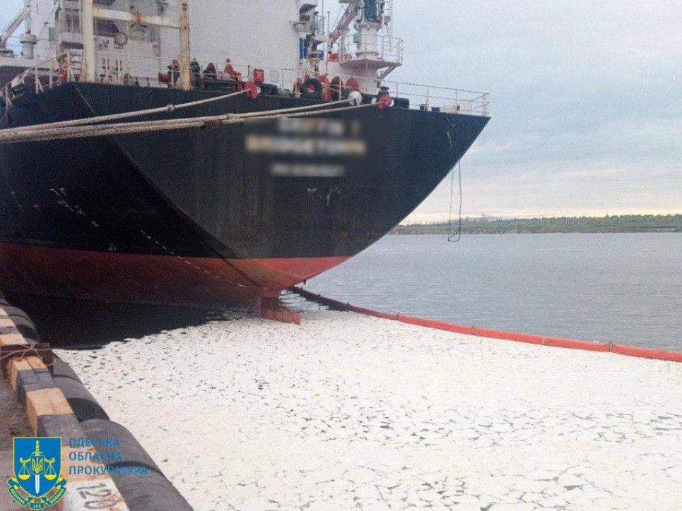 Забруднення моря пальмовою олією в порту Одещини - вручено підозру Розлив пальмової олії в порту "Південний": старпому іноземного судна оголошено підозру за завдані збитки в $2 млн. Фото: Одеська обласна прокуратура