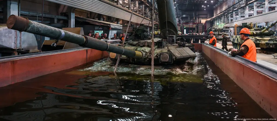 Німецька фірма EKC постачала хром «Уралвагонзаводу» для російської оборонної промисловості: що відомо Виробництво танків на «Уралвагонзаводі», жовтень 2018 року. Фото: Donat Sorokin/Tass/dpa/picture alliance