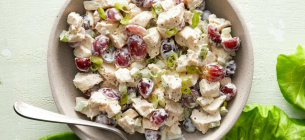 Рецепт салата с яйцами: копченая курица и виноград для гурманов