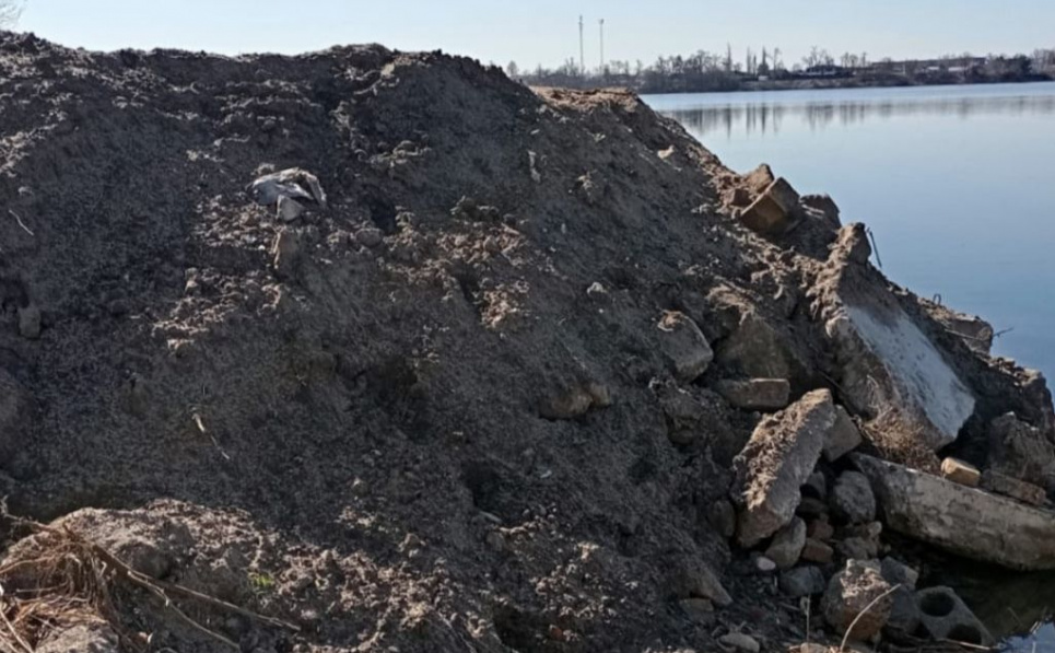 В Киеве обнаружена масштабная несанкционированная свалка в прибрежной полосе Днепра Экологические нарушения в столице: на берегу Днепра обнаружили незаконную свалку