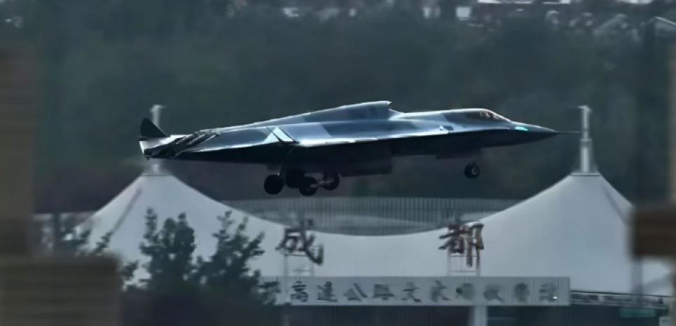 Первое детальное изображение перспективного китайского истребителя J-36 (ФОТО) Раскрыты детали нового китайского истребителя J-36