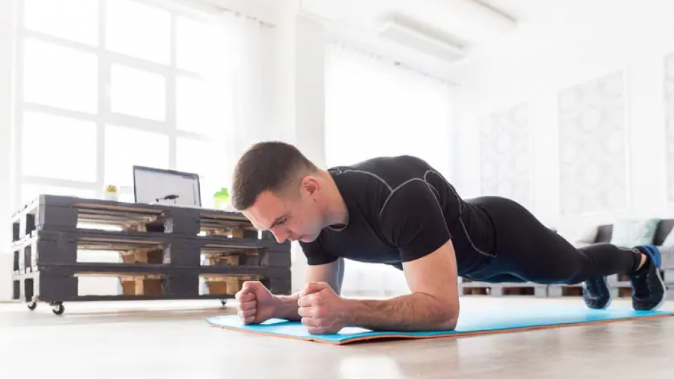 Скільки часу потрібно стояти в планці, щоб отримати максимальну користь Скільки потрібно стояти в планці для найкращого результату: думка фітнес-експерта. Фото: freepik