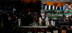 Люди стоять у черзі за продуктами у темному магазині під час блекауту у Лісабоні, Португалія, 28 квітня 2025 року. Фото: REUTERS