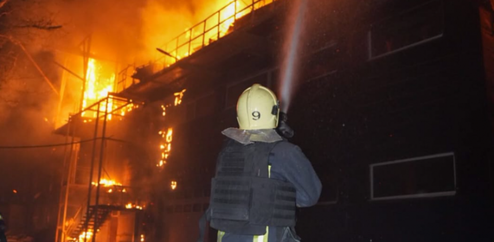 Обстріл в Одесі спричинив пожежу на складах: екологічні збитки оцінили у понад пів мільйона гривень Пожежа в Одесі після обстрілу: екозбитки на пів мільйона