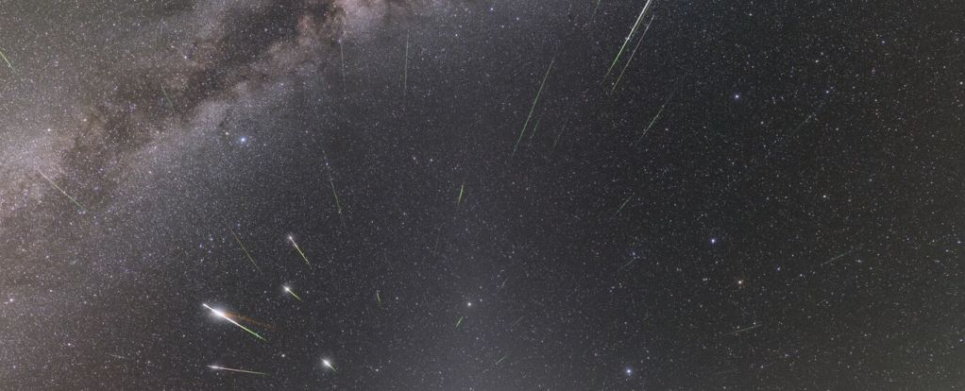 Комета Галлея осипле нас метеорами: цієї ночі метеорний потік Ета-Водолія досягне свого піку (ФОТО) Водоносні потоки Ета — один із найвидовищніших метеорних потоків року. Фото: ESO/P. Horalek)
