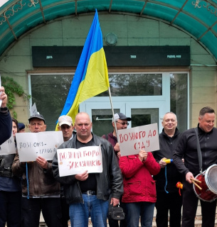 Екоактивісти пікетують КМДА з вимогою звільнити головного еколога Києва Екоактивісти вимагають звільнення голови Департаменту довкілля КМДА Олександра Возного