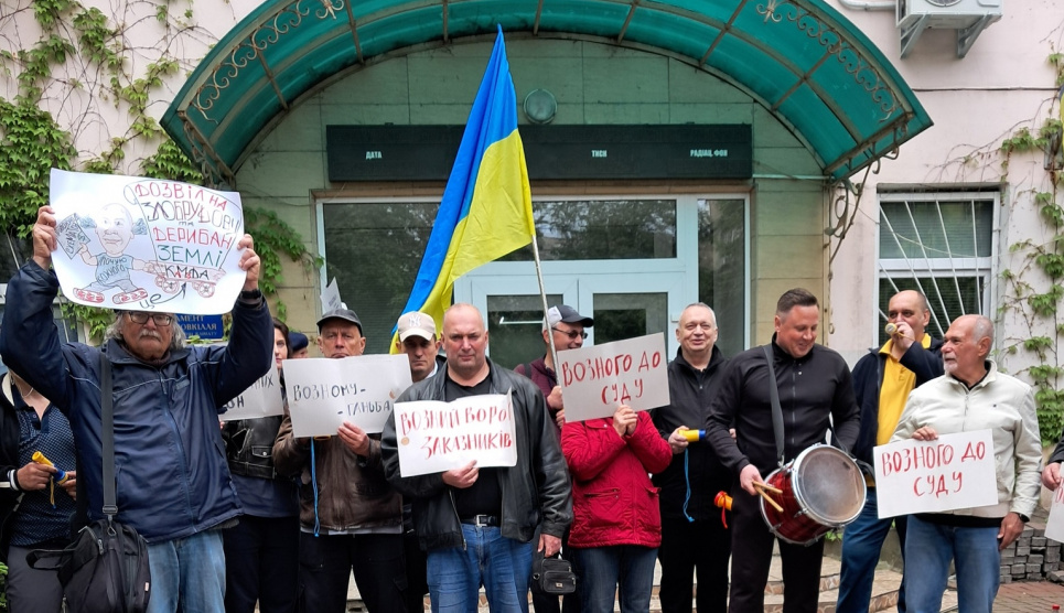 Екоактивісти пікетують КМДА з вимогою звільнити головного еколога Києва Екоактивісти вимагають звільнення голови Департаменту довкілля КМДА Олександра Возного