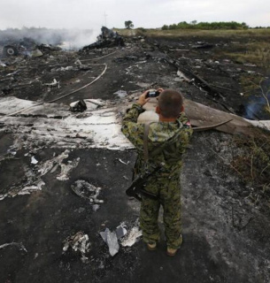 Рада ICAO визнала Росію винною у катастрофі рейсу MH17, у найближчі тижні буде визначено форму компенсації Проросійський бойовик на місці падіння уламків «Боїнга» неподалік села Грабове Донецької області, 17 липня 2014 року. Фото: Reuters