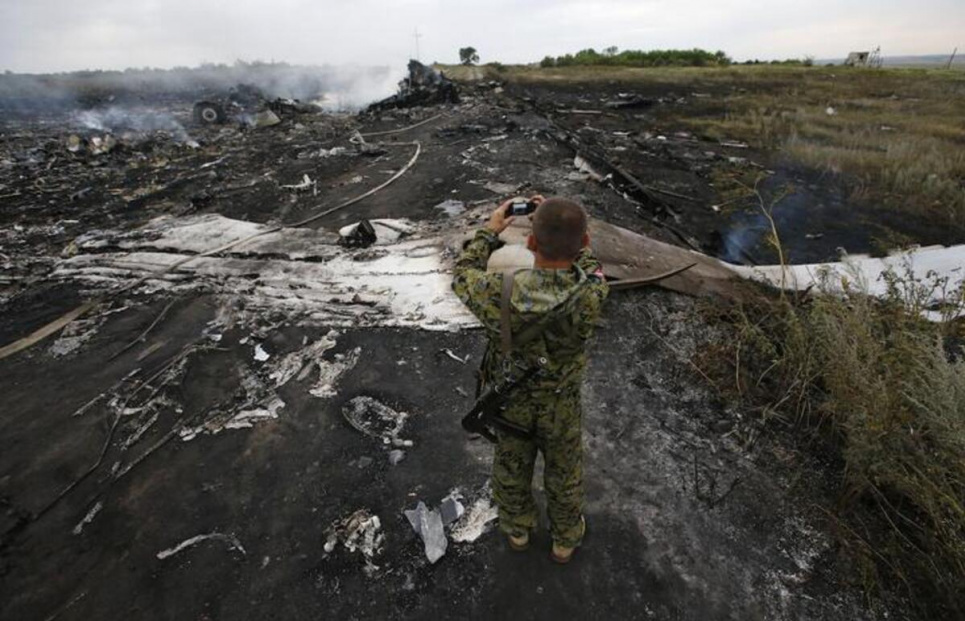 Рада ICAO визнала Росію винною у катастрофі рейсу MH17, у найближчі тижні буде визначено форму компенсації Проросійський бойовик на місці падіння уламків «Боїнга» неподалік села Грабове Донецької області, 17 липня 2014 року. Фото: Reuters
