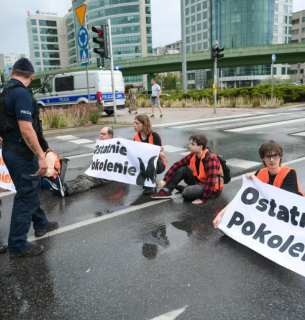 Протест проти бездіяльності уряду в боротьбі зі зміною клімату: активісти блокують Варшаву, приклеївшись до асфальту Одна з попередніх акцій «Останнього покоління»