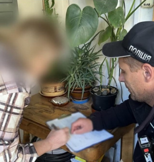 В Одесі власниця собаки осквернила пам'ять загиблих героїв Скандал біля меморіалу в Одесі: собака осквернила квіти героям, власниця відмовилася реагувати