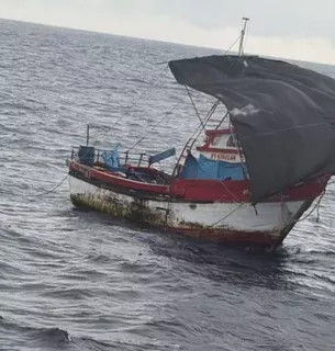 Рибалки провели 55 днів у відкритому морі після поломки човна: врятувала вода з двигуна та сира риба 55 днів у дрейфі: рибалок врятували біля Галапагоських островів. Фото: Armada del Ecuador/Facebook