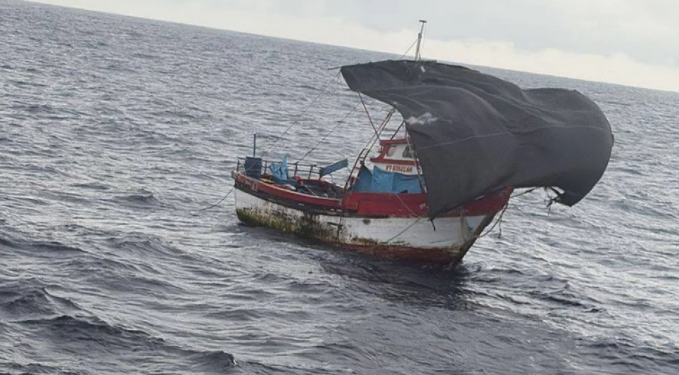 Рибалки провели 55 днів у відкритому морі після поломки човна: врятувала вода з двигуна та сира риба 55 днів у дрейфі: рибалок врятували біля Галапагоських островів. Фото: Armada del Ecuador/Facebook