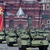 Військова техніка і солдати проходять парадом по Красній площі в рамках святкування Дня перемоги в травні.