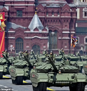 Путін може атакувати північний фланг НАТО з 600 000 військ — супутникові знімки показують російські сили біля Фінляндії Військова техніка і солдати проходять парадом по Красній площі в рамках святкування Дня перемоги в травні.