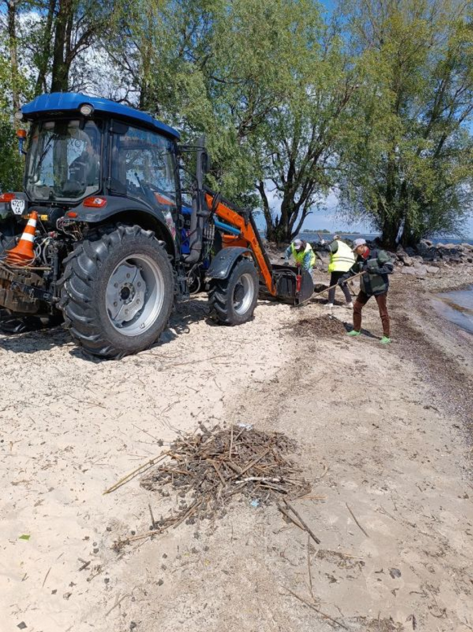 В Черкассах коммунальщики начали активную борьбу с водяным орехом В Черкассах коммунальщики начали активную борьбу с водяным орехом