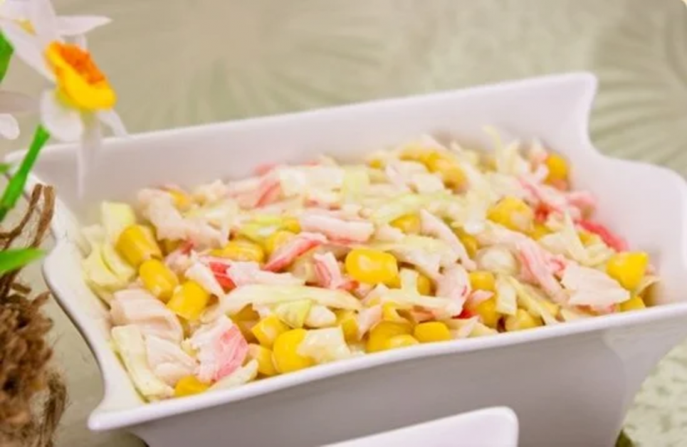 Салат з курячим філе та кукурудзою — більше не потрібно думати, що приготувати на обід чи вечерю Фото: Максим Нікітін