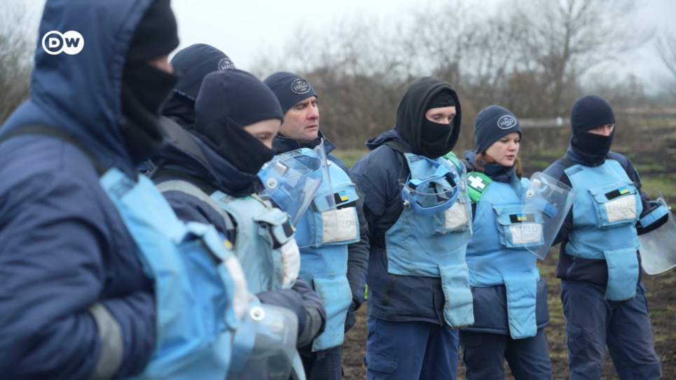 Япония использует тяжелую технику и ИИ для того, чтобы помогать Украине в разминировании территории Женщины-добровольцы помогают разминировать территорию. Скриншот видео DW