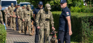 Чотирилапі сапери вирушають допомагати Україні. Фото: Європейська комісія