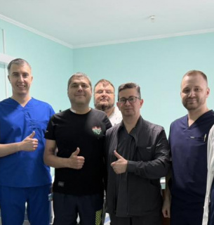 У Черкасах провели успішну трансплантацію серця 38-річному пацієнту Черкаські лікарі подарували шанс на життя молодому чоловіку.
Фото ВІККА