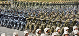 Колони корейських військових на марші під час військового параду, присвяченого 75-річчю заснування армії КНДР, на площі Кім Ір Сена в Пхеньяні, Північна Корея, 8 лютого 2023 року. Фото: Reuters