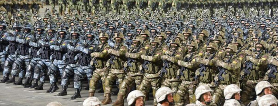 Колони корейських військових на марші під час військового параду, присвяченого 75-річчю заснування армії КНДР, на площі Кім Ір Сена в Пхеньяні, Північна Корея, 8 лютого 2023 року. Фото: Reuters