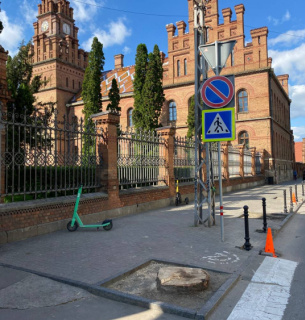 Экоцид в Черновцах - возле университета цинично уничтожили любимое дерево туристов Фото Черновицкий проминь