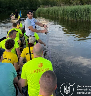 Веслувальники на Житомирщині витягли з річки браконьєрську сітку та повернули рибу у водойму На Житомирщині спортсмени виявили браконьєрську сітку в річці