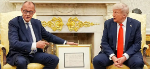 Мерц запропонував Трампу спільно тиснути на Росію заради завершення війни Фрідріх Мерц і Дональд Трамп у Білому домі. Офіційне фото