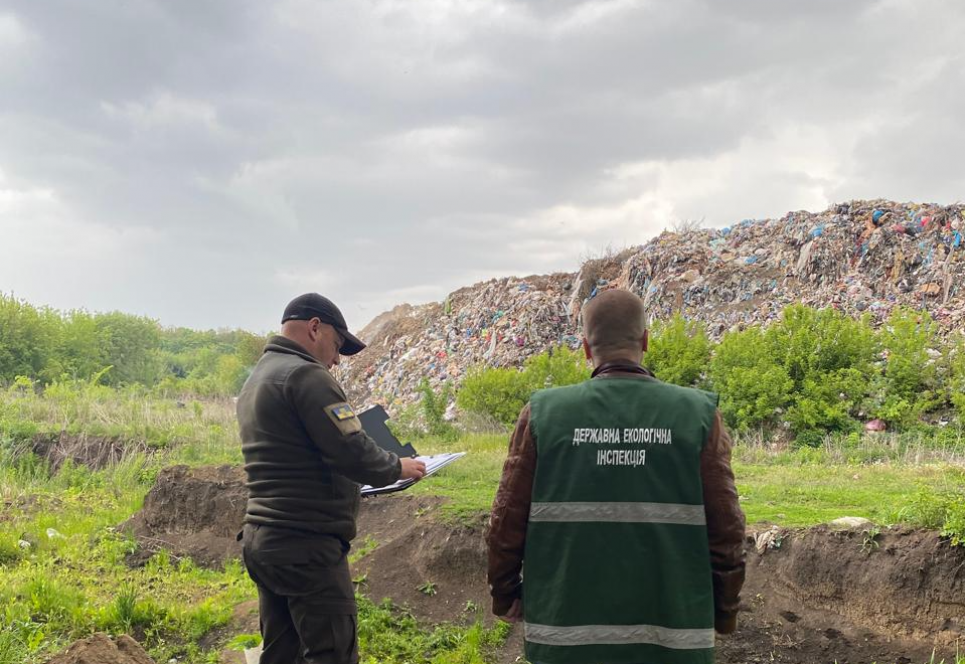 ДЕІ перевіряє інформацію про забруднення ґрунтів фільтратом зі сміттєзвалища під Бердичевом Фото: ДЕІ
