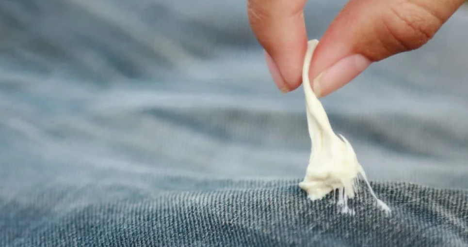 Жевательная резинка на любимых джинсах? Эксперты поделились эффективными лайфхаками для спасения одежды Фото иллюстративное