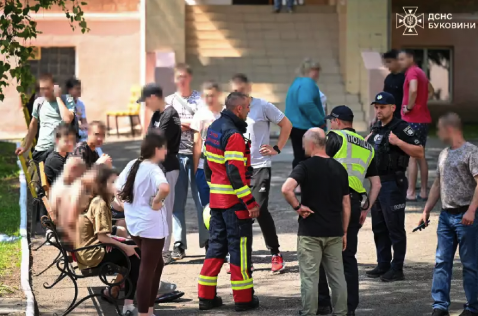 Двоє підлітків постраждали та 15 людей евакуювали через пожежу в навчальному закладі в Чернівцях Пожежа в навчальному закладі в Чернівцях
