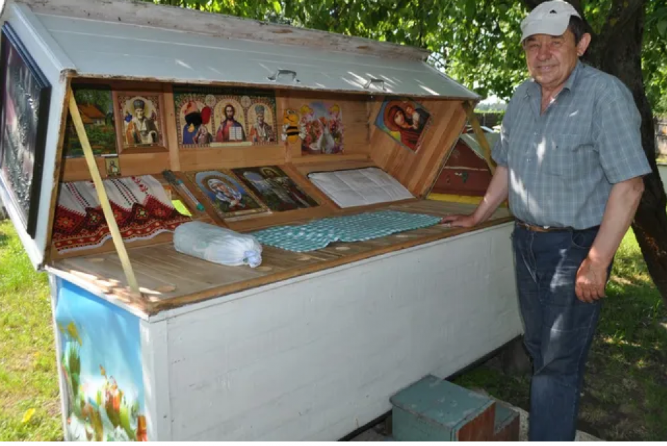 Пасічник з Волині облаштував унікальну бджолину хатку для апітерапії Сон на вуликах.