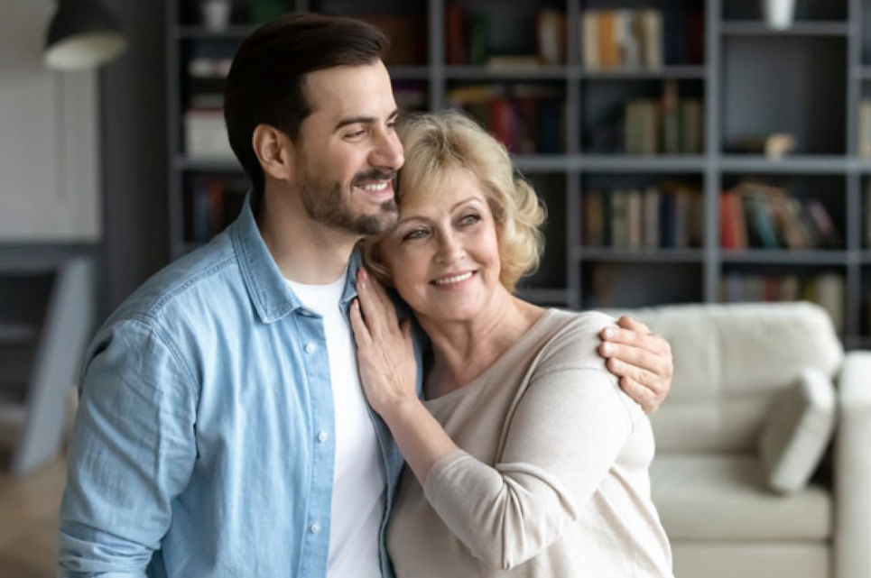 Кому выгоднее разница в возрасте: старшему или младшему партнеру? Иллюстративное фото. Взято с Shutterstock.com