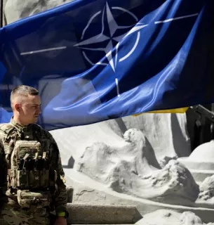 Украинский боевой опыт обнаружил слабые места НАТО Солдат под флагами НАТО и Украины. Фото: Thomas Peter / Reuters