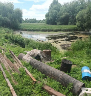 На березі річки Устя на Рівненщині виявили звалище старої агротехніки На Рівненщині на березі річки Устя виявили звалище металобрухту
